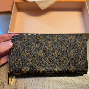 Louis Vuitton Zippy Wallet